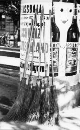 Reisigbesen vor einer Plakatsäule, "Wohltätigkeitsspiel Schweiz - Deutschland" (Altinternationale) im Stadion Letzigrund Zürich, 6. Okt. 1960