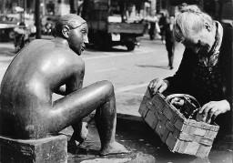 "Begegnung" - Frau beim Waschen von Früchten an einem öffentlichen Brunnen, in Zürich (?), um 1965