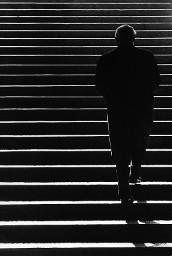 "Gegenlicht", "Ilfospeed-Wettbewerb SW" - Mann, eine Treppe hochgehend