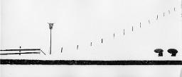 Winterlandschaft mit Strassenlaterne und zwei Menschen mit Regenschirm