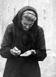Frau beim Geld abzählen