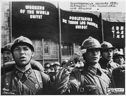 Propaganda-Erinnerungsfotoserie zum 1. Mai 1936 in Moskau: Rotarmisten "Workers of the world unite", "Proletarios de todos paises unios"