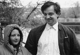 "Tobias Stöcklin, beim Lettensteg mit Tochter. Zürich, 29.3.94" (Stöcklin betrieb gemeinsam mit Drogenabhängigen u.a. den Marionetten Circus Stöcklin; Interview im "Kalten Kaffee" 8/94)