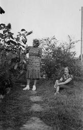 Alis Guggenheim und Sonia Markus, in einem Garten, um 1950