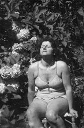 Alis Guggenheim im Garten, Minusio, um 1940