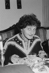 Alis Guggenheim am 50. Geburtstag ihres Bruders Hermann, 1956