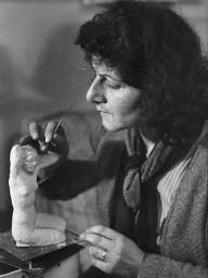 Alis Guggenheim, eine Plastik modellierend, um 1930