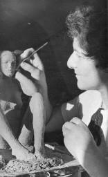 Alis Guggenheim in ihrem Atelier, eine Plastik modellierend, um 1935