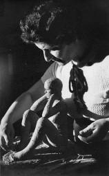 Alis Guggenheim in ihrem Atelier, eine Plastik modellierend, um 1935