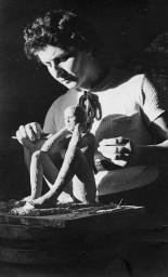Alis Guggenheim in ihrem Atelier, eine Plastik modellierend, um 1935