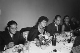 Alis Guggenheim an einer Hochzeit, um 1950 (Weitere, zum Teil unleserliche Informationen auf der Rückseite)