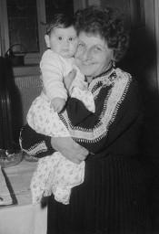 Alis Guggenheim und Enkelin, um 1955