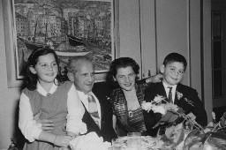 Alis Bruder Hermann Guggenheim mit seiner Frau Trudi und den Kindern Gaby und Martin, im Hintergrund ein Bild von Alis Guggenheim