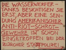 Zürcher Manifest 4.-9. September 1968, handbeschriebenes Plakat (Wandzeitung); "Die Wasserwerfertanks besichtigen sie erst, aber eine Sendung Amerikanischer Anti-Riot-Schrotgewehre ist schon eingetroffen bei der Zürcher Stadtpolizei."