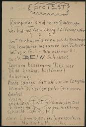 Zürcher Manifest 4.-9. September 1968, handbeschriebenes Plakat (Wandzeitung); "Protest: Computer sind teure Spielzeuge. Wer hat Geld übrig für Computer??? Im Pentagon stehen solche Spielzeuge. die Computer bestimmen das Schicksal vom G.I. Nein, nicht nur G.I. auch DEIN Schicksal. (...)"