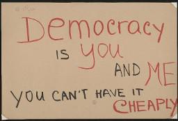 Zürcher Manifest 4.-9. September 1968, handbeschriebenes Plakat (Wandzeitung); "Democracy is you and me you can't have it cheaply"