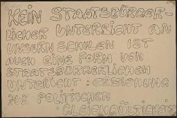 Zürcher Manifest 4.-9. September 1968, handbeschriebenes Plakat (Wandzeitung); "Kein staatsbürgerlicher Unterricht an unseren Schulen ist auch eine Form von staatsbürgerlichem Unterricht: Erziehung zur politischen Gleichgültigkeit."