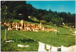 Eine Gruppe Nudisten auf dem Gelände Thielle am Neuenburgersee, um 1982