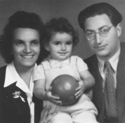 Portrait eines jungen Paares mit kleiner Tochter, Zürich, 13. Juli 1948 (Vermerk Rückseite: "Zur Erinnerung mit Freundschaft an Gerold Meyer"; Unterschrift nicht leserlich)