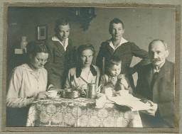 Porträtaufnahme der Familie Meyer, 1910er/1920er Jahre