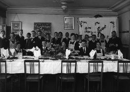 Gruppenfoto von den Teilnehmern eines Servierkurses, um 1920