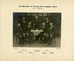 "Zentralcomité des Schweizerischen Kochverbandes, Basel Juni 1921 bis Juni 1925, darin u.a. [Namen: H. Germainer, W. Salsmann, E. Vogt (Sekretär S.K.V), R. Baumann (Generalsekretär U.H.), E. Senn (Zentral-Präsident S.K.V),  Ch. Wyss, B. Schärer (Vize-Präsident S.K.V)]