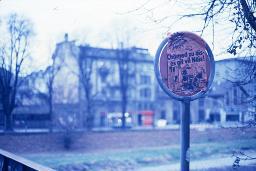 "Chömed zu öis es git vil Nöis!" - Plakat an einem Verkehrsschild, November 1980