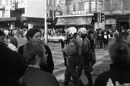 "Demo gegen Repression" - Polizisten beim Bellevue in Zürich, 21.11.1981