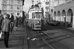 "Demo gegen Repression" - Abfälle auf den Strassen und Schienen beim Rathaus in Zürich, 21.11.1981