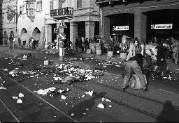 "Demo gegen Repression" - Abfälle auf den Strassen und Schienen beim Limmatquai in Zürich, 21.11.1981