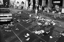 "Demo gegen Repression" - Abfälle auf den Strassen und Schienen beim Limmatquai in Zürich, 21.11.1981