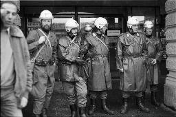 "Dürrenmatt-Schauspielhaus" - Polizisten vor dem Gebäude in Zürich, 10.01.1981
