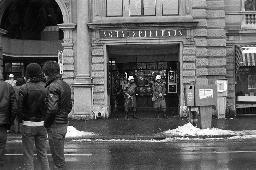"Dürrenmatt-Schauspielhaus" - Polizisten vor dem Gebäude in Zürich, 10.01.1981