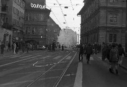 "Demo Limmatquai Hechtplatz 'Schlacht'" - Blick auf die Strasse in Richtung Helmhaus, 31.01.1981