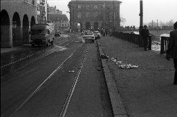 "Demo Limmatquai Hechtplatz 'Schlacht'" - Polizeieinsatz (Sicht Richtung Helmhaus); im Vordergrund liegt Abfall verteilt auf der Strasse, 31.01.1981