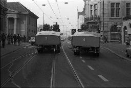"Demo Limmatquai Hechtplatz 'Schlacht'" - Polizeieinsatz mit grossen Fahrzeugen beim Rathaus in Zürich, 31.01.1981