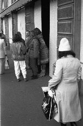 "Demo Limmatquai Hechtplatz 'Schlacht'" - Männer und Frauen, die sich auf der Strasse unterhalten, 31.01.1981