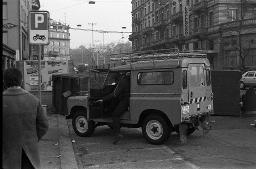 "Demo Limmatquai Hechtplatz 'Schlacht'" - Ein Mann steigt gerade aus seinem Auto, 31.01.1981