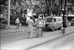"Nach Demo vom 21.06.1980" - Angestellter der Verkehrsbetriebe Zürich (VBZ) reinigt einen Billettautomaten an der Tramhaltestelle Museum für Gestaltung, vermutlich Juni 1980