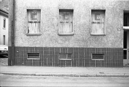 "Nach Demo vom 21.06.1980", "Charles Gross + Cie", "Esst mehr Bananas!" (möglicherweise Anspielung auf den Radiopiratensender Radio Banana) - Gebäude in Zürich, vermutlich Juni 1980