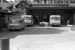 "AJZ-Schliessung" - Polizeifahrzeuge auf dem Grund des autonomen Jugendzentrums / Graffiti an den Wänden des Gebäudes, 04.09.1980