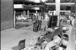 "AJZ-Schliessung" - Polizeieinsatz aufgrund der Räumung des autonomen Jugendzentrums / Polizist unterhält sich mit Passanten, 04.09.1980