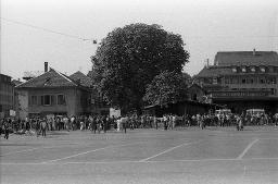 "AJZ-Schliessung" - Polizeieinsatz aufgrund der Räumung des autonomen Jugendzentrums / Passanten (oder Bewegte?) beobachten die Räumung von aussen, 04.09.1980
