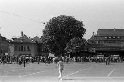 "AJZ-Schliessung" - Polizeieinsatz aufgrund der Räumung des autonomen Jugendzentrums / Passanten (oder Bewegte?) beobachten die Räumung von aussen, 04.09.1980