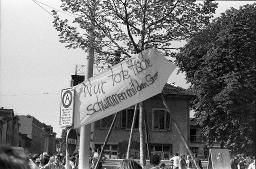 "AJZ-Schliessung", "Nur tote Fische schwimmen mit dem Strom" - Polizeieinsatz aufgrund der Räumung des autonomen Jugendzentrums / Ein Transparent wurde vor dem Gebäude aufgehängt, 04.09.1980