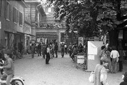 "AJZ-Schliessung" - Zahlreiche Jugendliche beim autonomen Jugendzentrum kurz vor der Räumung des Geländes, 04.09.1980