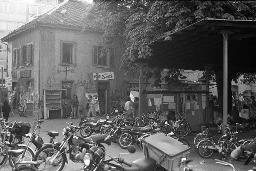 "AJZ-Schliessung" - Jugendliche beim autonomen Jugendzentrum kurz vor der Räumung des Geländes, im Vordergrund zahlreiche Motorräder, 04.09.1980