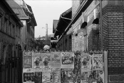 "AJZ-Schliessung" - Polizeibeamter hinter einer Tafel mit Werbeplakaten, 04.09.1980