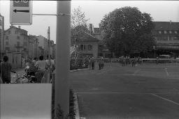 "AJZ-Schliessung" - Polizeibeamte und Passanten bei der Räumung auf dem Gelände des autonomen Jugendzentrums, 04.09.1980