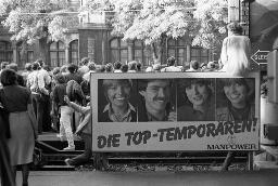 "AJZ-Schliessung", "Die Top-Temporären! - Manpower" - Dutzende Menschen stehen beim Hauptbahnhof und scheinen etwas beim Landesmuseum zu beobachten, 04.09.1980